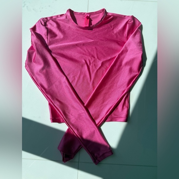SKIMS- NWOT- SHINE JERSEY LONG SLEEVE CROPPED T-SHIRT-XS-HOT PINK - Picture 4 of 5